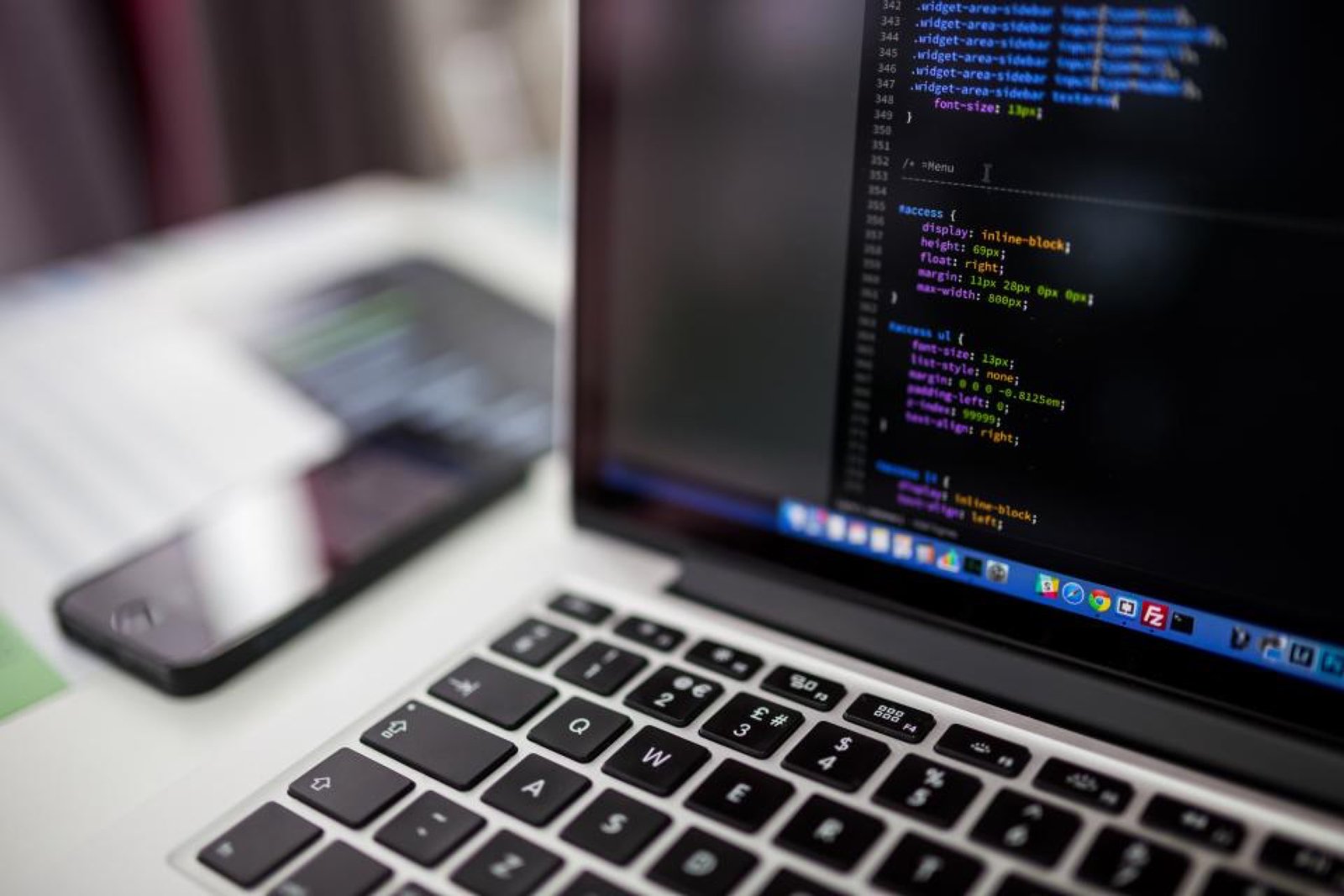 Computadora portátil con código en pantalla