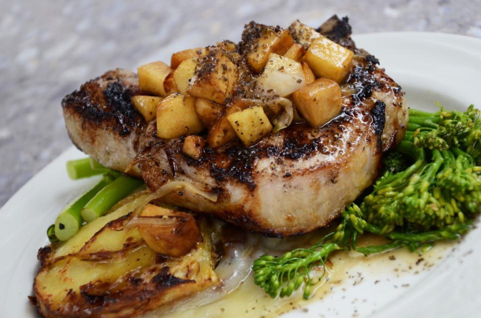 Corte de carne a la parrilla con papas y verdes