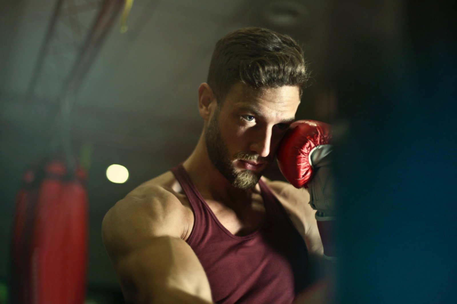 Boxeador con guantes rojos en guardia