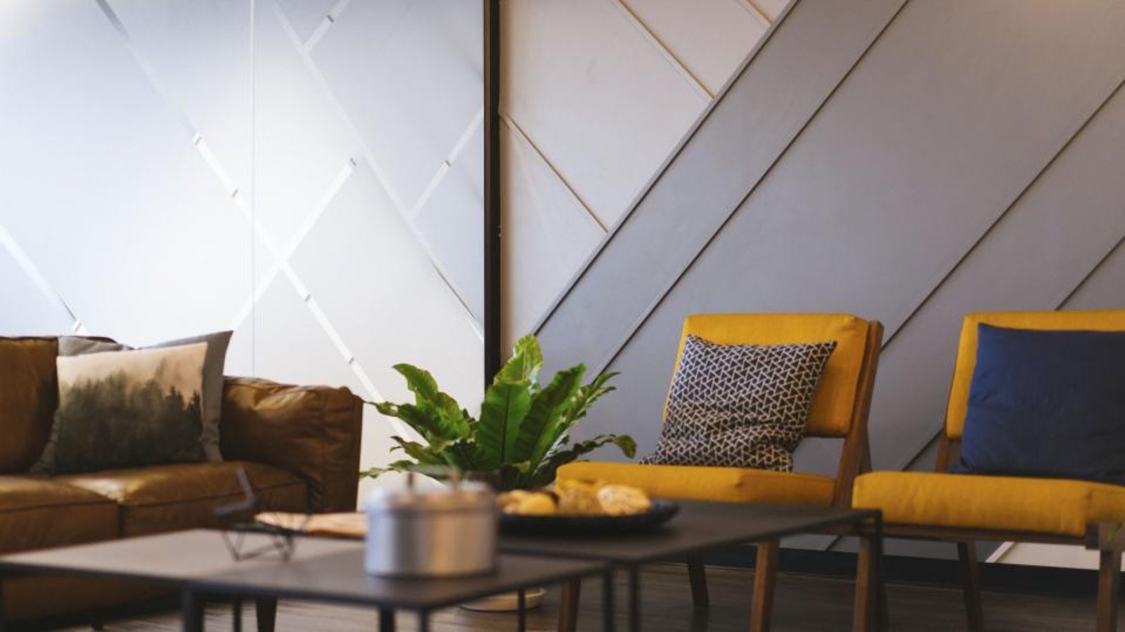 Living luminoso con sillones y plantas