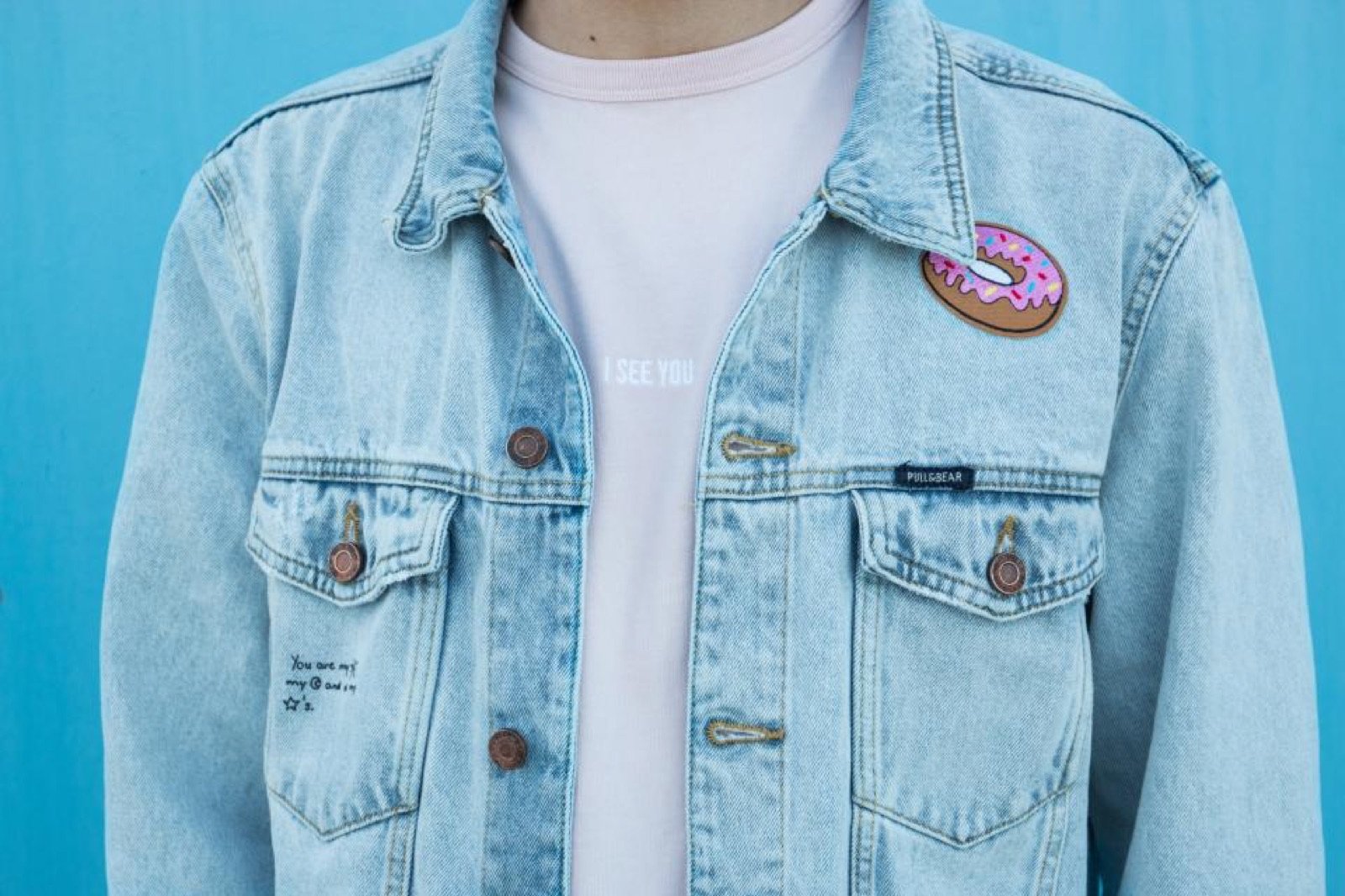 Campera de jean sobre remera blanca
