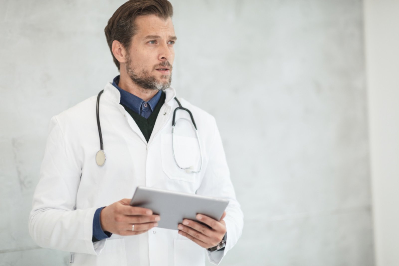 Médico con tablet en el consultorio
