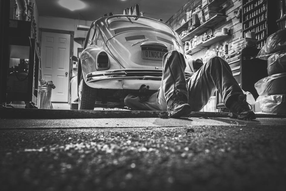 Auto en el taller mecánico
